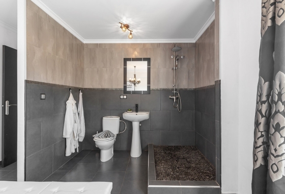 Resale - Apartment / flat - Daya Nueva