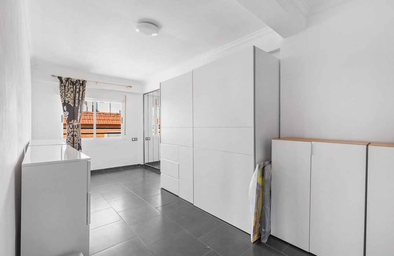 Resale - Apartment / flat - Daya Nueva