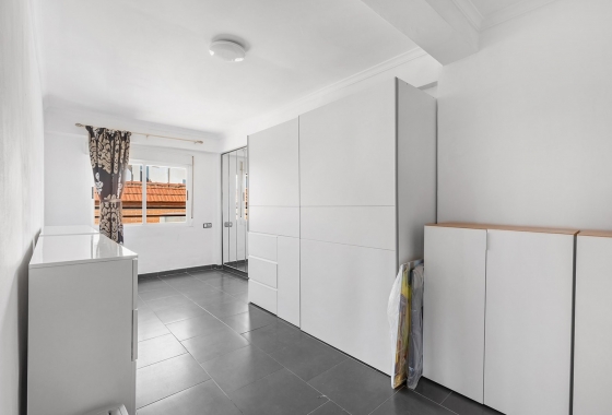 Resale - Apartment / flat - Daya Nueva