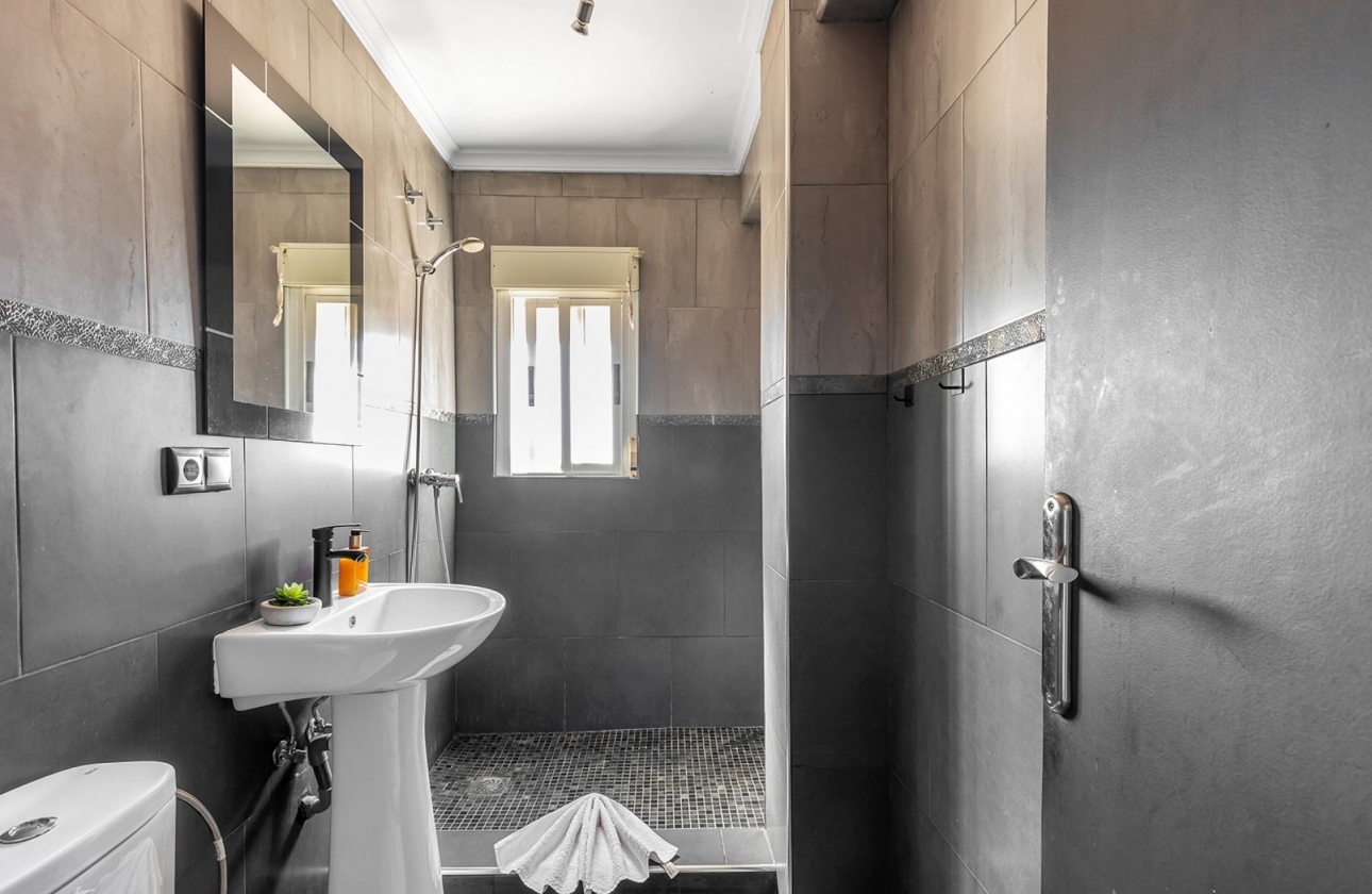 Resale - Apartment / flat - Daya Nueva